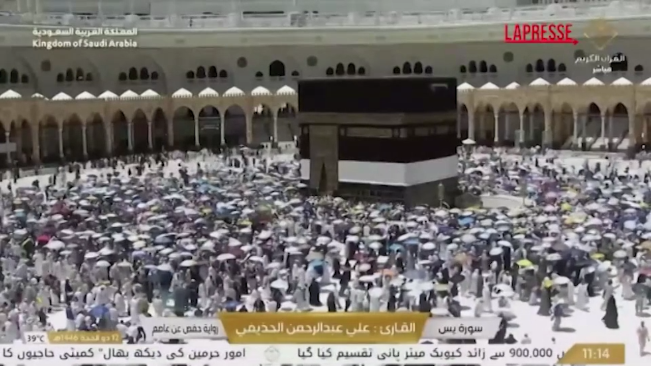 Caldo inteso a La Mecca, migliaia di fedeli girano intorno alla Kaaba con gli ombrelli per l’Hajj Caldo inteso a La Mecca, migliaia di fedeli girano intorno alla Kaaba con gli ombrelli per l’Hajj