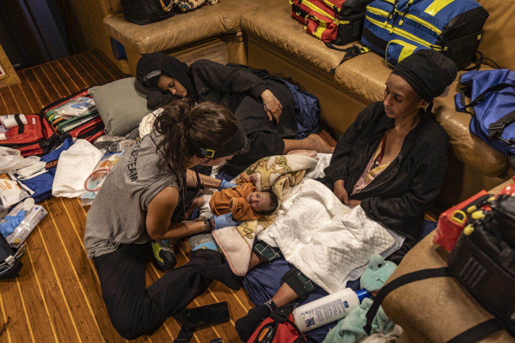 open arms 54 migranti soccorsi su piattaforma petrolifera una madre ha partorito lì