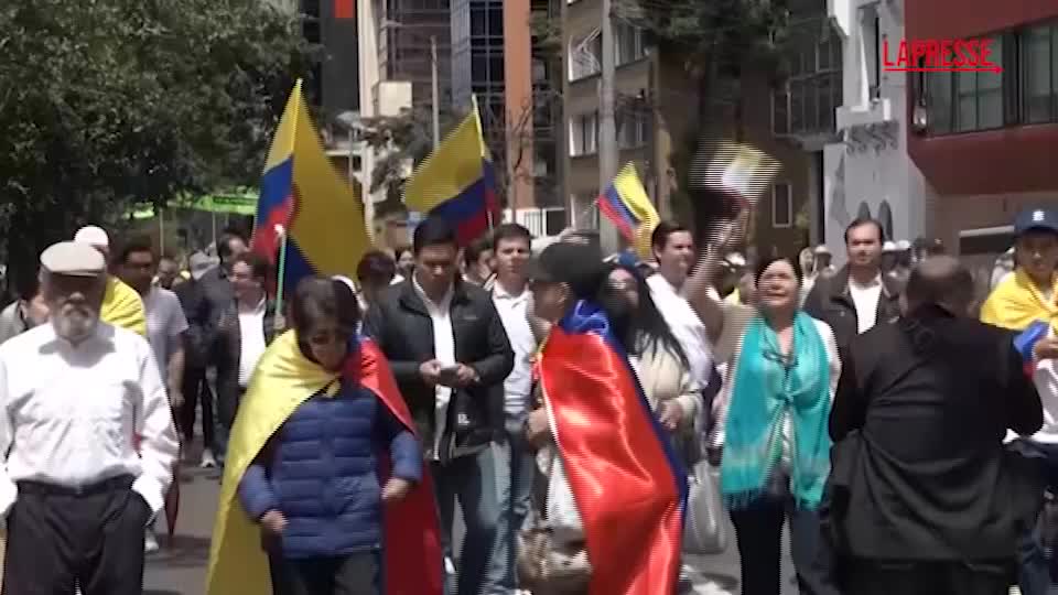 Colombia, migliaia in piazza a Bogotà dopo l’attentato a Uribe Colombia, migliaia in piazza a Bogotà dopo l’attentato a Uribe