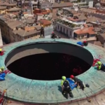 Roma, pioggia di rose al Pantheon in occasione della Messa di Pentecoste