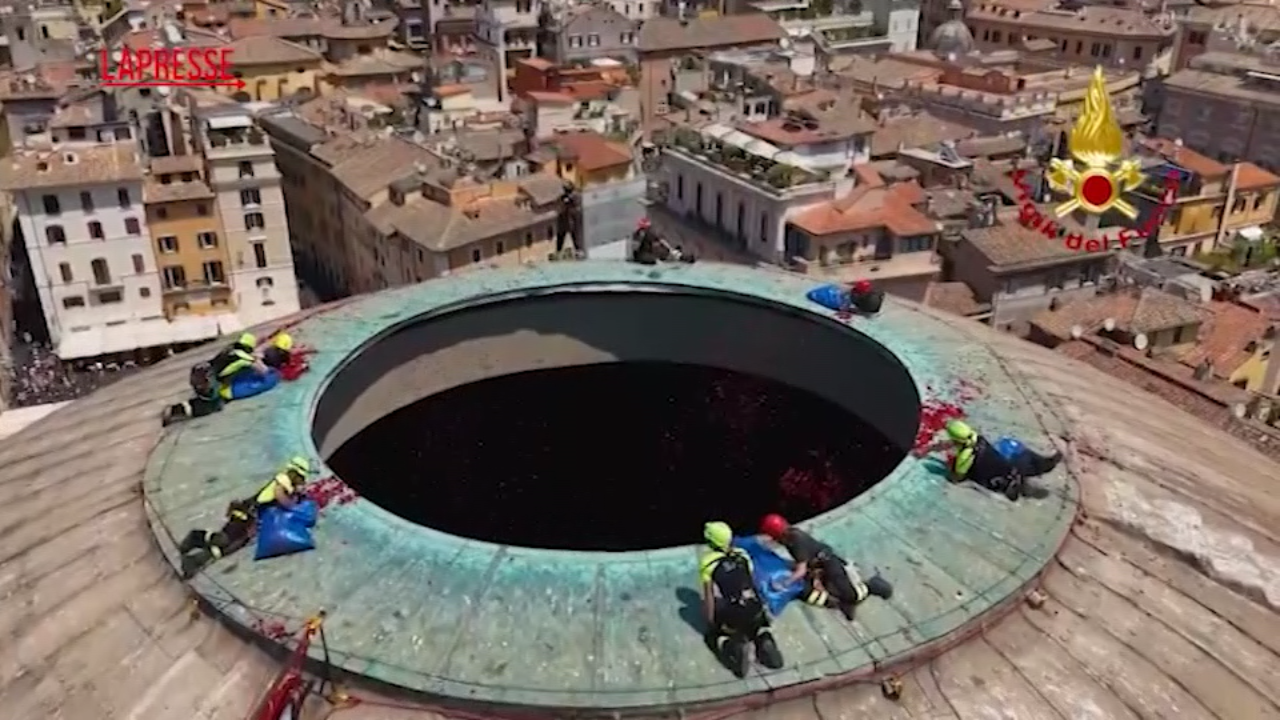 roma pioggia di rose al pantheon in occasione della messa di pentecoste