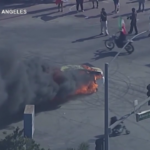 Los Angeles, l’auto in fiamme durante gli scontri: le immagini aeree