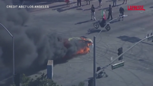 Los Angeles scontri - auto in fiamme