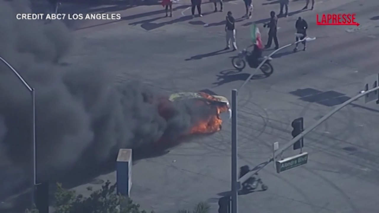 Los Angeles, l’auto in fiamme durante gli scontri: le immagini aeree Los Angeles, l’auto in fiamme durante gli scontri: le immagini aeree