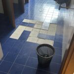Bari, svastica in una scuola composta da piastrelle scollate: l’atto vandalico a Triggiano