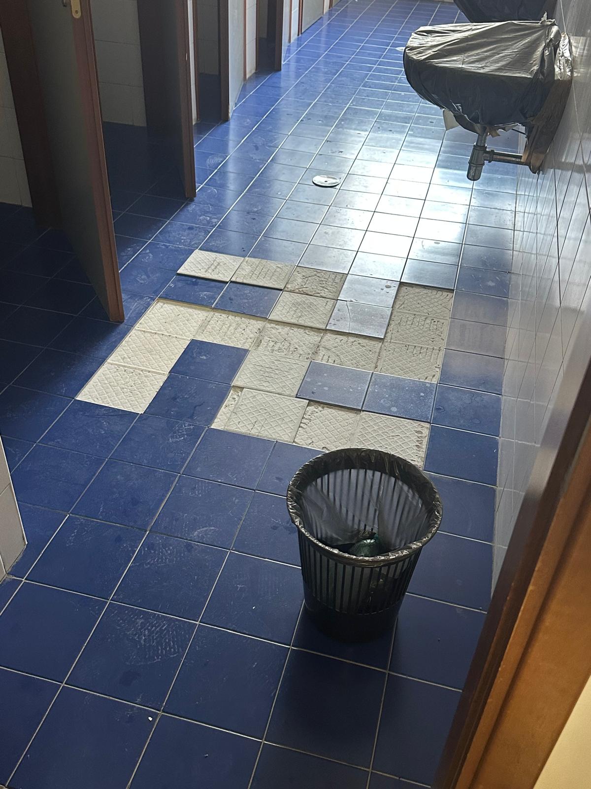 Bari, svastica in una scuola composta da piastrelle scollate: l’atto vandalico a Triggiano Bari, svastica in una scuola composta da piastrelle scollate: l’atto vandalico a Triggiano