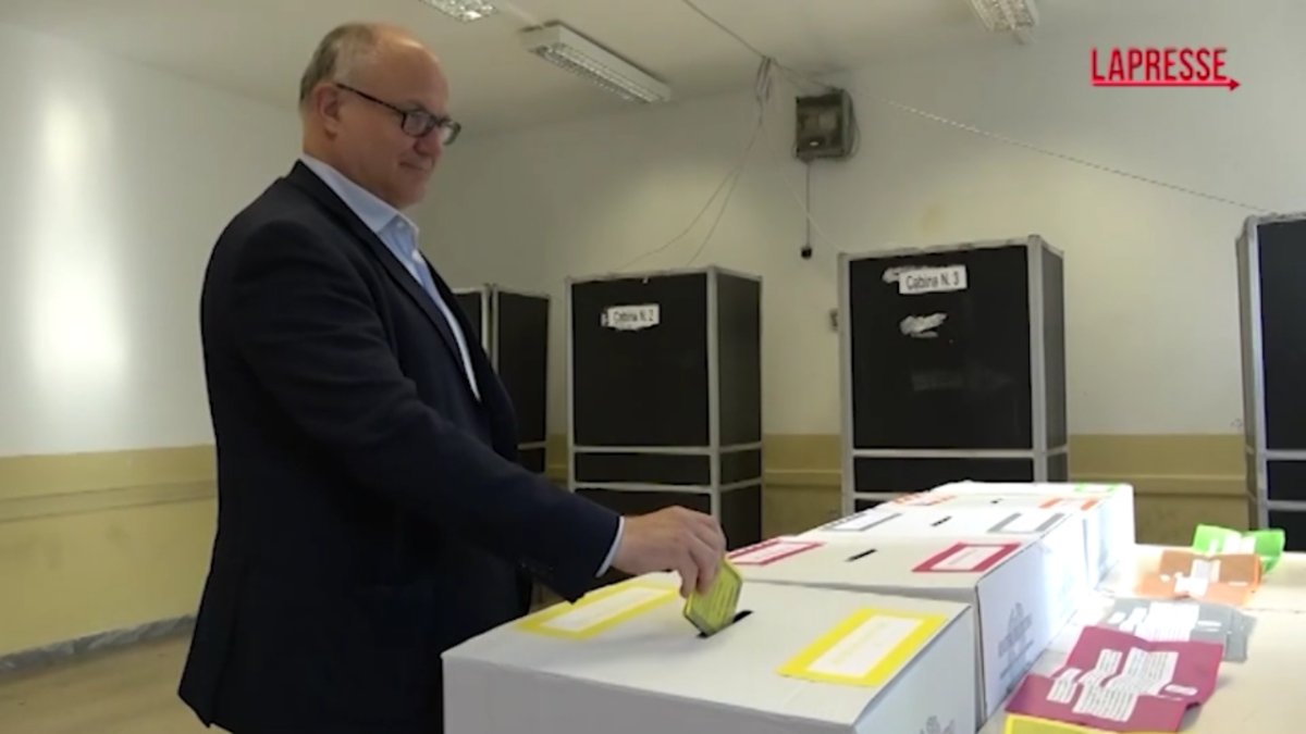 Referendum 8-9 giugno, Gualtieri al seggio a Roma: “Un diritto votare ma anche un dovere civico”