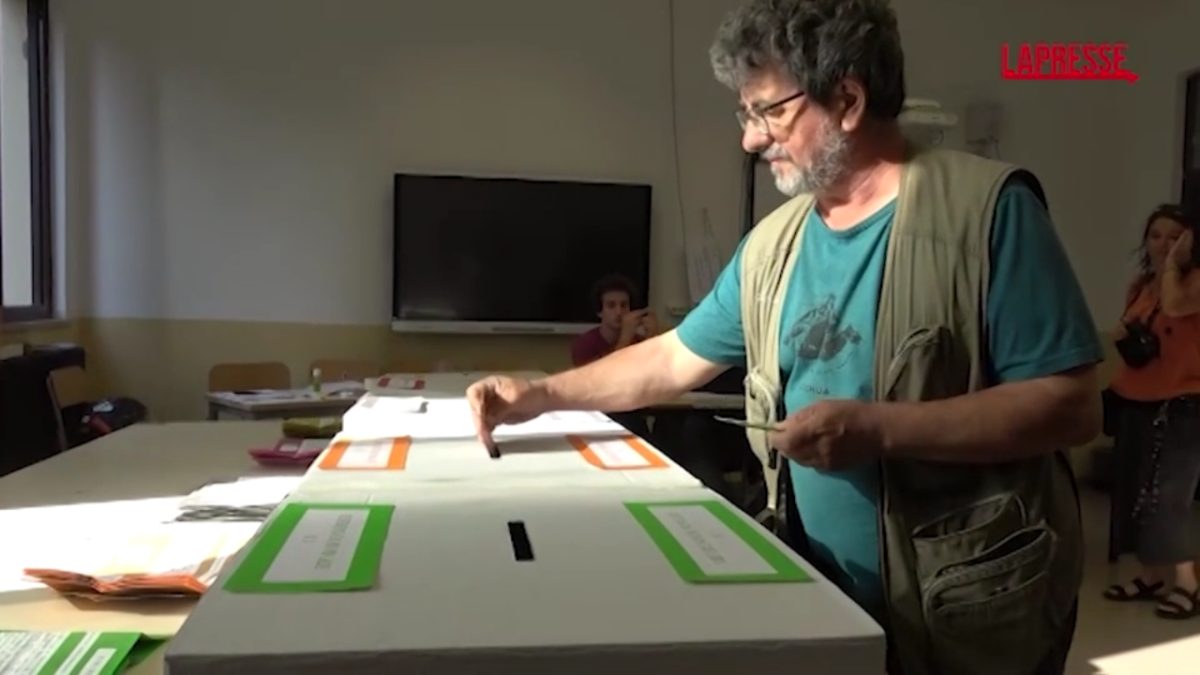 Referendum 8-9 giugno, urne aperte: i primi cittadini al voto in un seggio a Roma