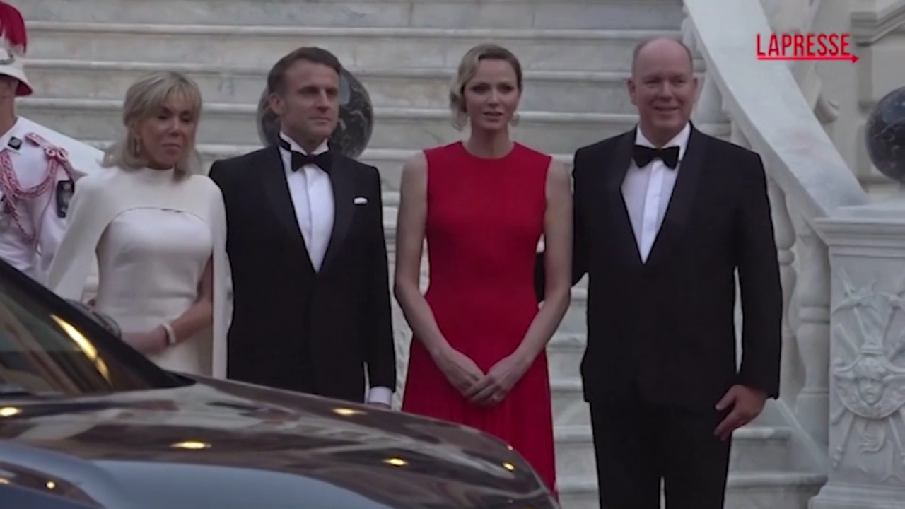 monaco emmanuel e brigitte macron accolti dal principe alberto ii e dalla principessa charlene