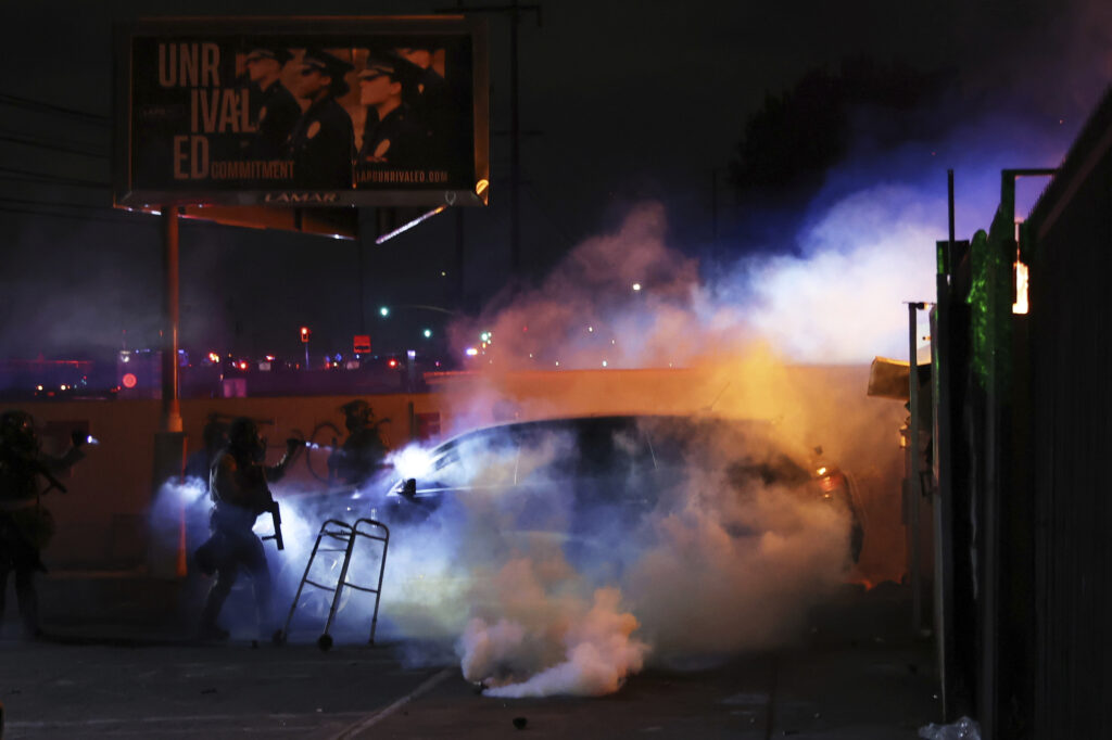 los angeles ancora scontri casa bianca invia 2mila soldati