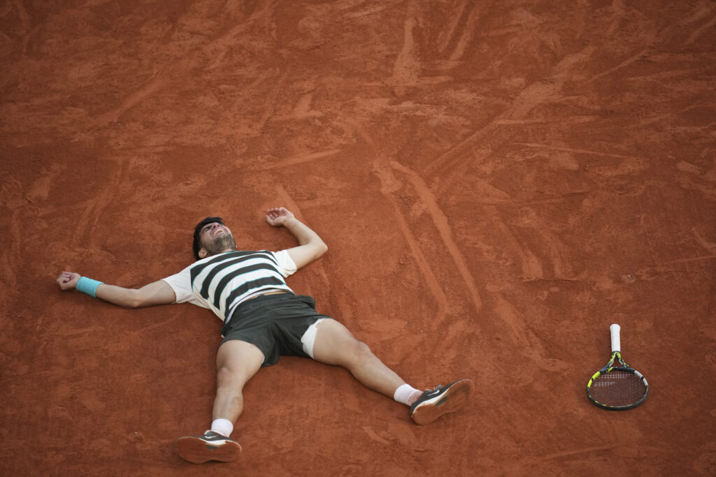 Roland Garros 2025, Sinner si arrende ad Alcaraz al termine di una finale epica Roland Garros 2025, Sinner si arrende ad Alcaraz al termine di una finale epica