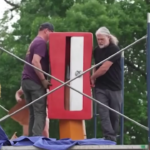 La strana tradizione a Minneapolis: temperare una matita di 6 metri, fatta con un albero danneggiato dalla tempesta