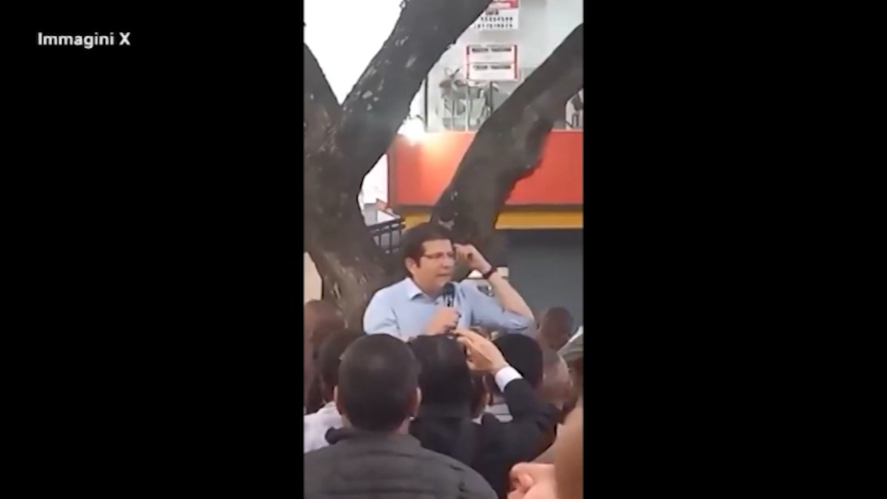 Colombia, spari contro candidato a presidenziali Uribe: il momento dell’attentato Colombia, spari contro candidato a presidenziali Uribe: il momento dell’attentato