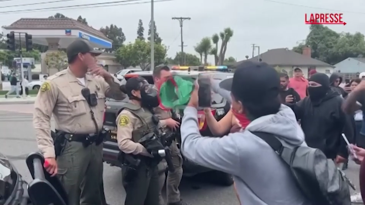 Usa: ancora proteste a Los Angeles contro arresti immigrati, auto in fiamme. L’intervento della polizia