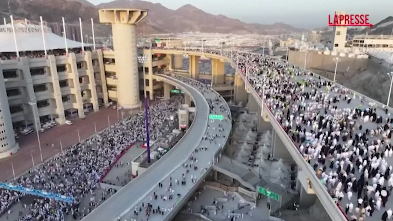 Hajj 2025, migliaia di fedeli musulmani a Mina: il pellegrinaggio ripreso da un drone Hajj 2025, migliaia di fedeli musulmani a Mina: il pellegrinaggio ripreso da un drone