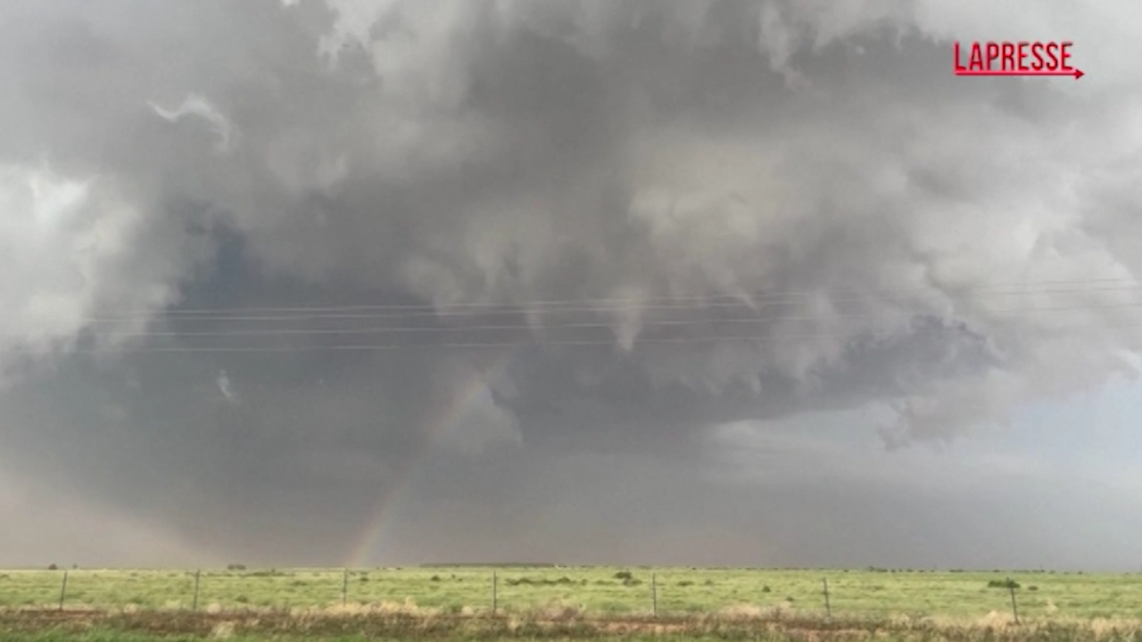 la formazione di diversi tornado in texas dopo un temporale il video incredibile con arcobaleni e nubi