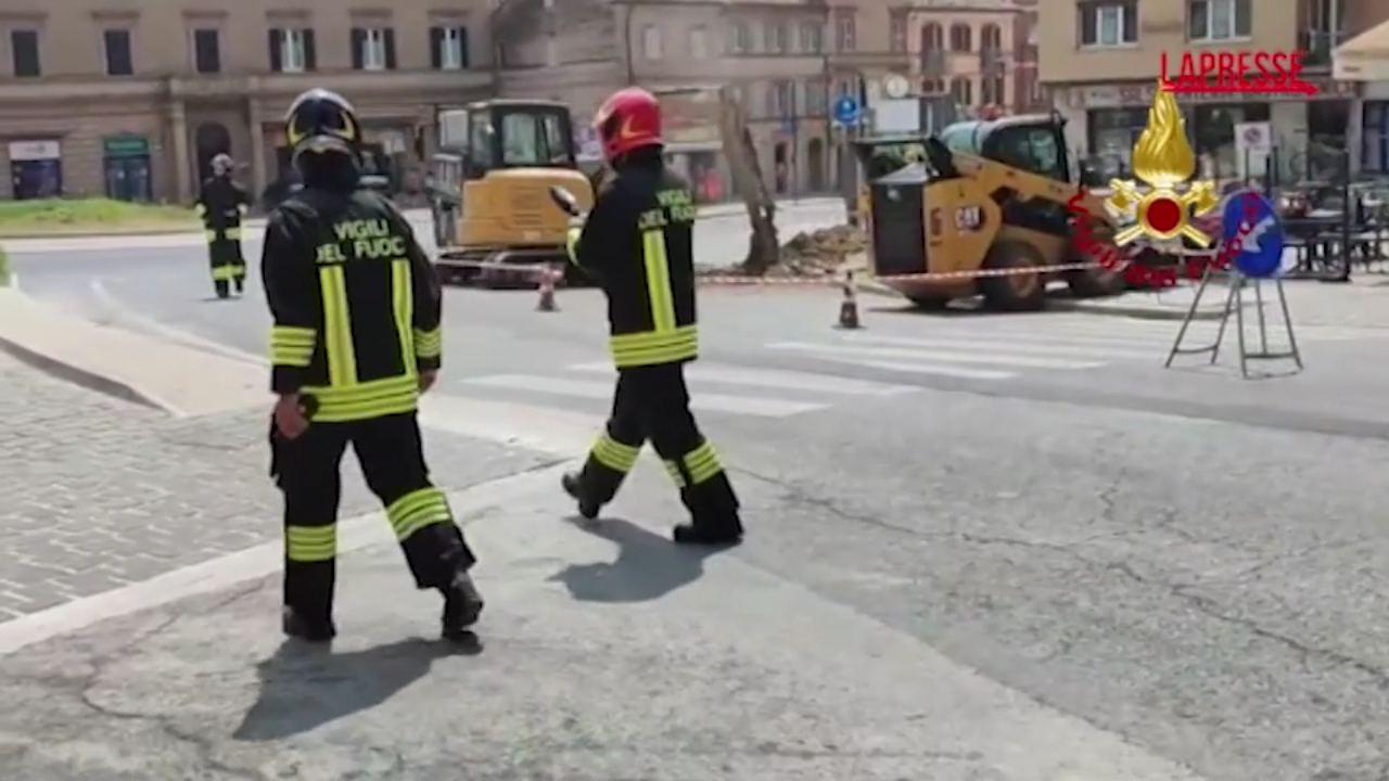 Macerata, fuga di gas durante lavori: l’intervento dei vigili del fuoco Macerata, fuga di gas durante lavori: l’intervento dei vigili del fuoco