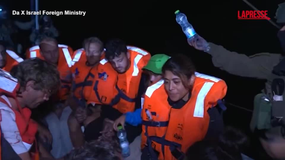 Gaza, Idf distribuisce acqua e panini a Greta Thunberg e attivisti di Freedom Flotilla Gaza, Idf distribuisce acqua e panini a Greta Thunberg e attivisti di Freedom Flotilla