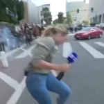 Disordini a Los Angeles, giornalista colpita in diretta tv da proiettile della polizia