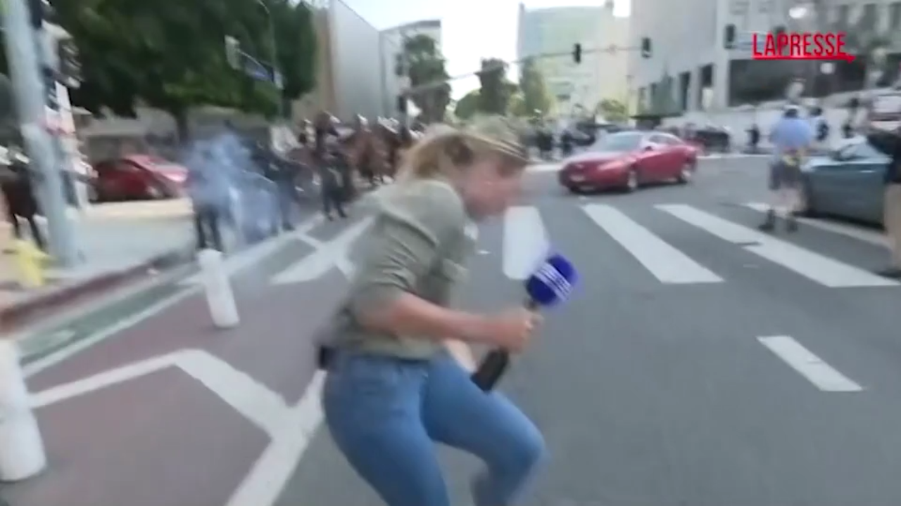 Disordini a Los Angeles, giornalista colpita in diretta tv da proiettile della polizia Disordini a Los Angeles, giornalista colpita in diretta tv da proiettile della polizia