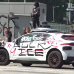Los Angeles, manifestanti bloccano autostrada e vandalizzano auto