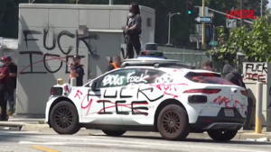 Los Angeles, manifestanti bloccano autostrada e vandalizzano auto
