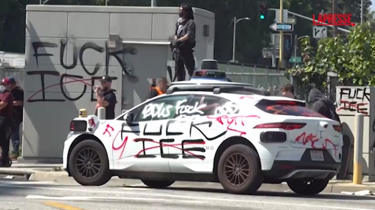 los angeles manifestanti bloccano autostrada e vandalizzano auto