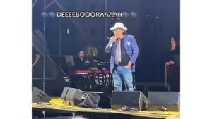 Al Bano, fan sviene al suo concerto e lui la “sveglia” a suon di acuti. Poi la battutaccia: “Ci starebbe bene la cura dimagrante”