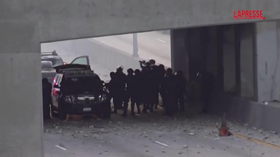 Los Angeles, scontri tra polizia e manifestanti: le immagini dei tumulti Los Angeles, scontri tra polizia e manifestanti: le immagini dei tumulti