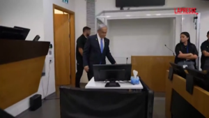 Israele, Netanyahu arriva in tribunale: il premier è accusato di corruzione