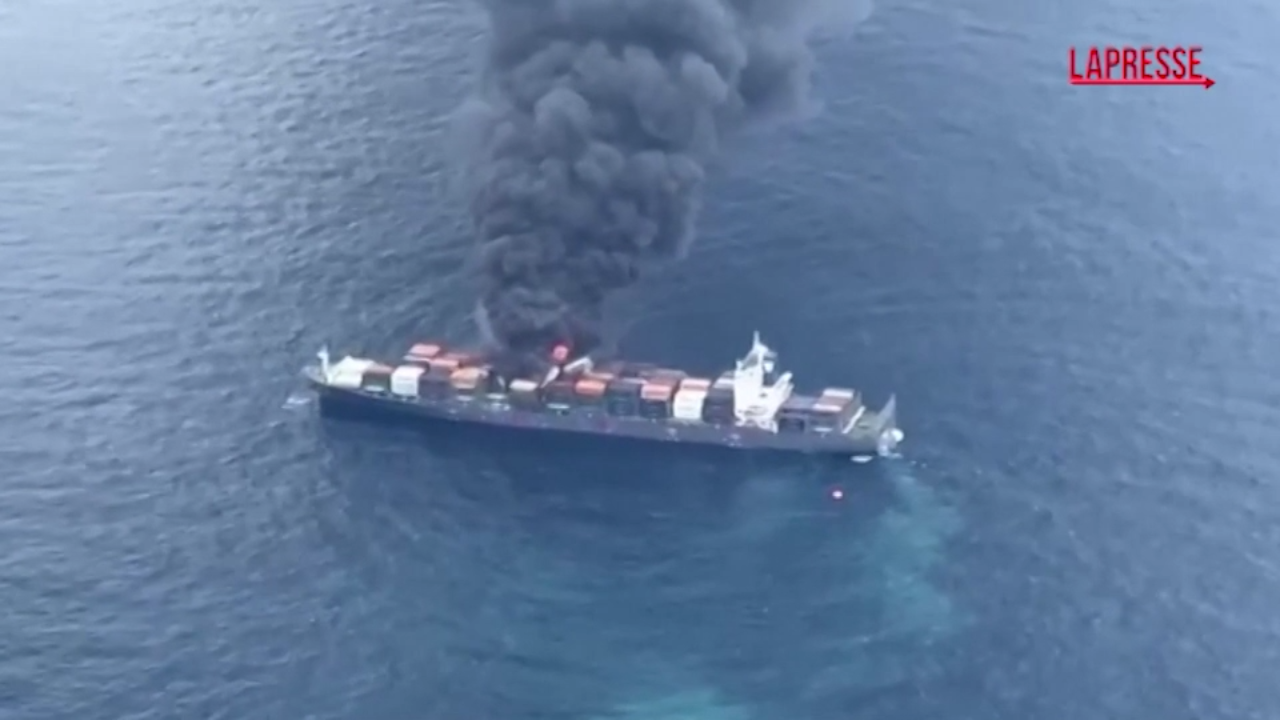 India, esplosione e incendio su nave al largo del Kerala India, esplosione e incendio su nave al largo del Kerala
