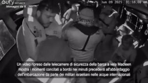 Gaza, attivisti Freedom Flotilla gettano telefoni in mare: sulla barca anche Greta Thunberg