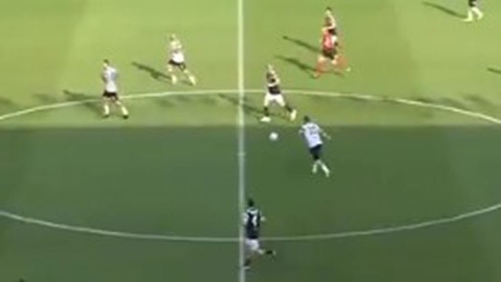 francesco totti gol da centrocampo durante la partita di 8216operazione nostalgia8217