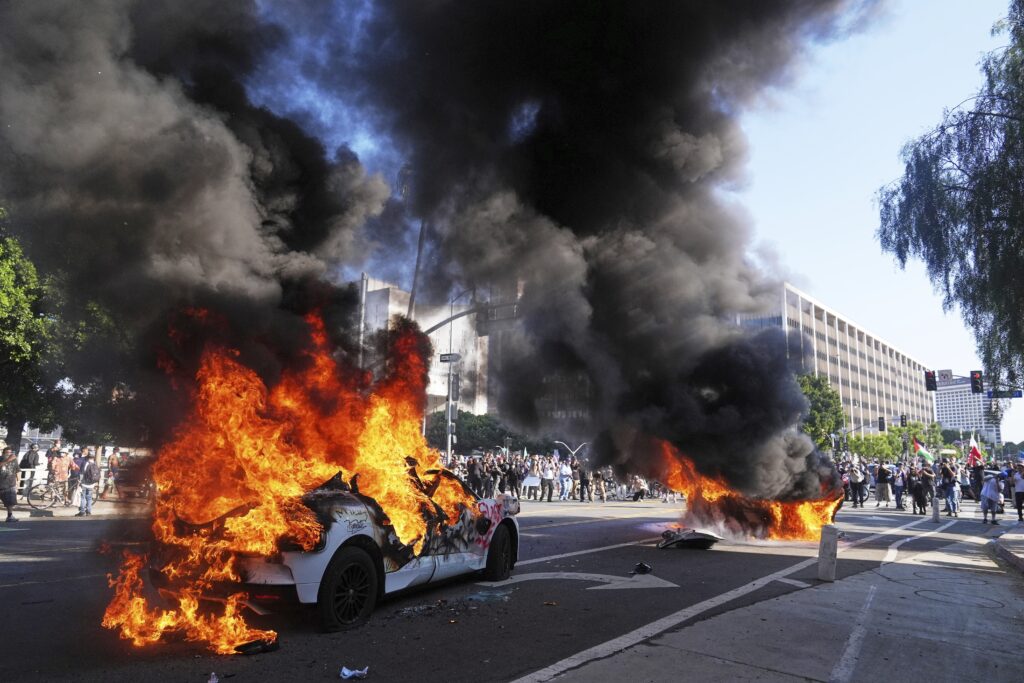 los angeles scontri tra manifestanti e polizia decine di arresti