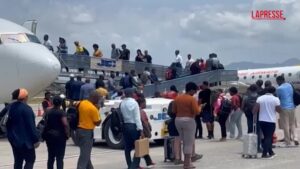 Haiti, gli ultimi ‘viaggiatori’ verso gli Usa: l’imbarco prima della chiusura delle frontiere