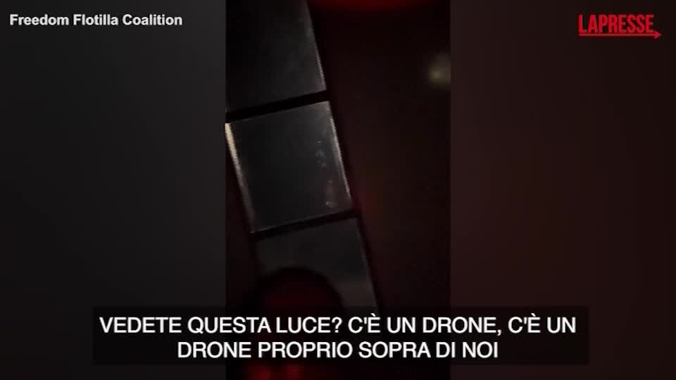 Freedom Flotilla, i video dell’equipaggio: “C’è un drone sopra di noi, aiutateci” Freedom Flotilla, i video dell’equipaggio: “C’è un drone sopra di noi, aiutateci”