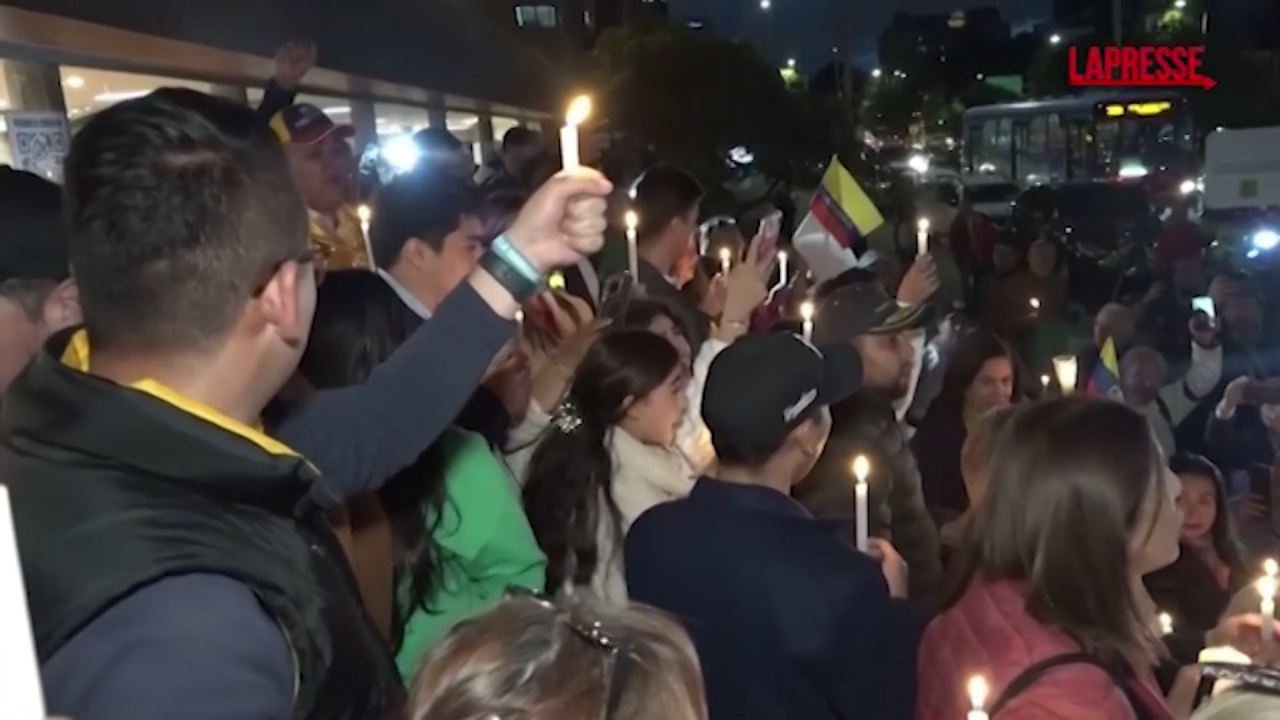 Attentato a Miguel Uribe Turbay, veglia dei sostenitori del senatore colombiano Attentato a Miguel Uribe Turbay, veglia dei sostenitori del senatore colombiano