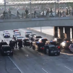 Disordini a Los Angeles, lanci di oggetti e petardi contro gli agenti
