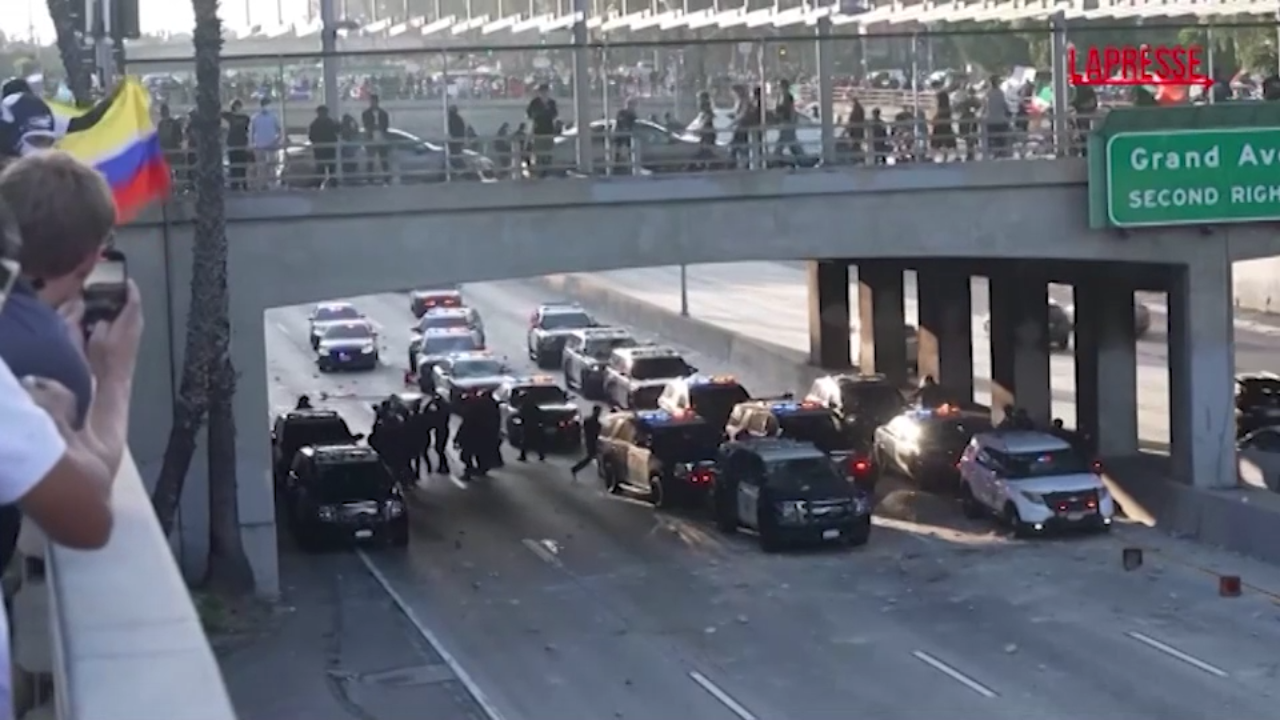 disordini a los angeles lanci di oggetti e petardi contro gli agenti