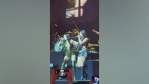 Il duetto sexy Elodie-Gaia infiamma San Siro e fa impazzire i social