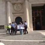 Ultima Generazione, blitz contro il caro vita a Montecitorio: attivisti portati via dai carabinieri