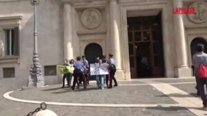 Ultima Generazione, blitz contro il caro vita a Montecitorio: attivisti portati via dai carabinieri