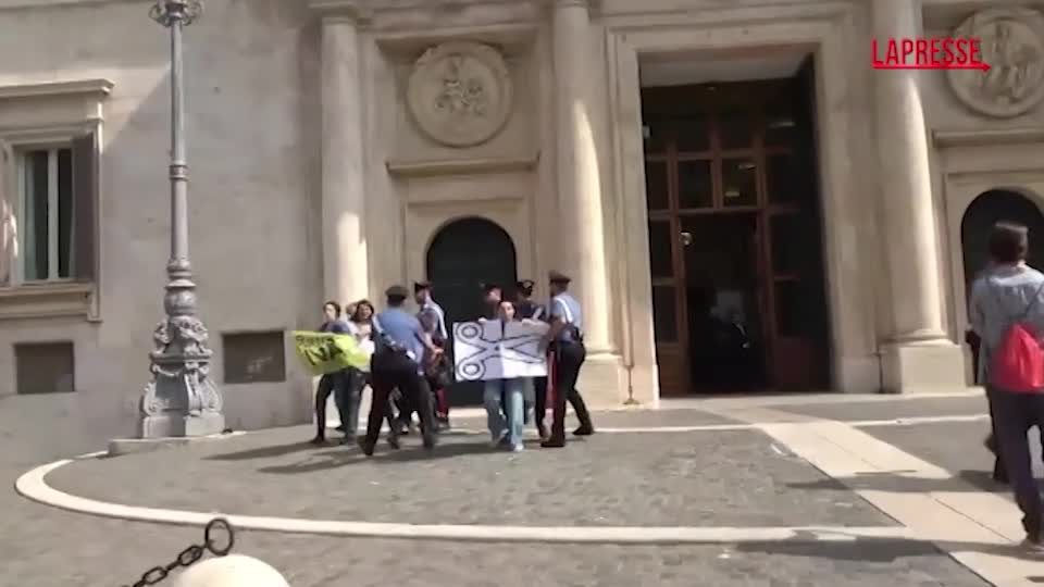 Ultima Generazione, blitz contro il caro vita a Montecitorio: attivisti portati via dai carabinieri Ultima Generazione, blitz contro il caro vita a Montecitorio: attivisti portati via dai carabinieri