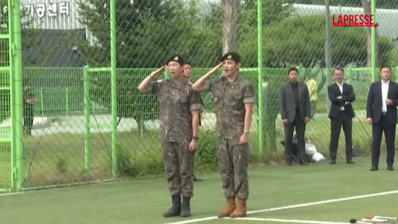 corea del sud rm e v dei bts salutano i fan e i media dopo il congedo militare