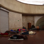 Raid russi a Kiev, gli ucraini cercano riparo nella metropolitana