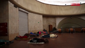Raid russi a Kiev, gli ucraini cercano riparo nella metropolitana