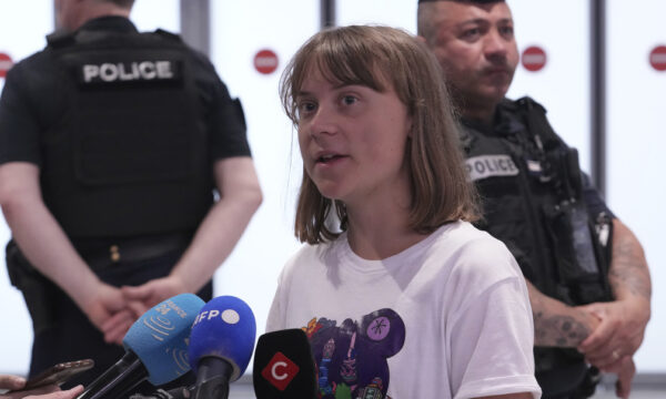 Freedom Flotilla, Greta Thunberg espulsa da Israele arriva a Parigi: “Rapiti in acque internazionali”
