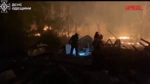 Ucraina, attacco russo con droni su Kharkiv: le immagini degli appartamenti in fiamme