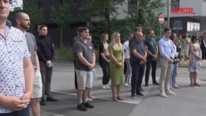 Graz, minuto di silenzio per le vittime fuori dalla scuola della strage