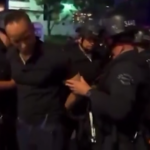 Los Angeles, giornalista Cnn allontanato dai poliziotti con le mani dietro la schiena